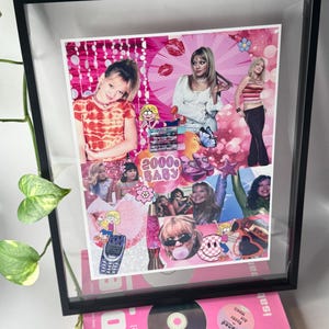 Può includere: Stampa collage incorniciata con sfondo rosa e bianco, con immagini di una donna, una lampada a lava e un telefono cellulare. La stampa è esposta con un libro rosa e un CD. Il testo "2000s BABY" è visibile.