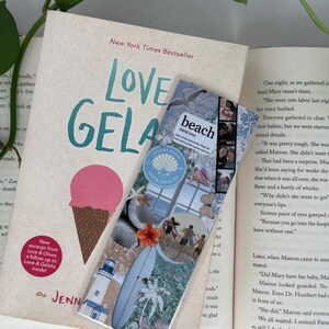 Peut inclure: Un livre de poche intitul&eacute; "Love & Gelato" avec une illustration de cornet de glace rose. Un marque-page sur le th&egrave;me de la plage avec des images de planche de surf, de phare et de sc&egrave;nes de plage est &agrave; l'int&eacute;rieur du livre.