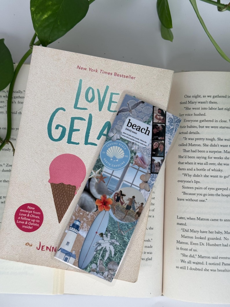 Peut inclure: Un livre de poche intitul&eacute; "Love & Gelato" avec une illustration de cornet de glace rose. Un marque-page sur le th&egrave;me de la plage avec des images de planche de surf, de phare et de sc&egrave;nes de plage est &agrave; l'int&eacute;rieur du livre.