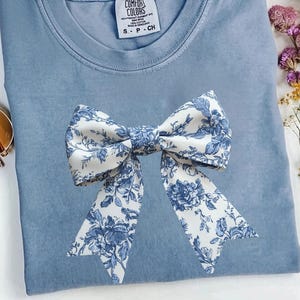 Toile De Jouy Coquette Bow Comfort Colors®, Blue Ribbon Sweatshirt, Girly Aesthetic Crewneck, Cute Coquette Bow Shirt, Toile Blue Bow Sweat