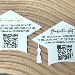 Puede incluir: Un conjunto de tres botes de cerámica con tapas, con un patrón geométrico en tonos azules, blancos y grises. Los botes varían en tamaño, el más grande mide aproximadamente 20 cm de altura.