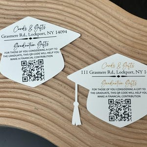 Op de afbeelding: Een rustiek houten bord met de tekst "Welcome to our home" in witte letters. Het bord heeft een verweerde afwerking en een eenvoudig, uitnodigend ontwerp.