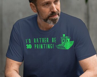 Könnte beinhalten: Ein marineblaues T-Shirt mit einer grünen Grafik eines 3D-Druckers und dem Text "I'd rather be 3D printing!"