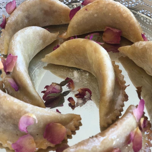 Cornes de gazelle, la pâtisserie marocaine traditionnelle à base d'amande et de miel, parfaite pour les fêtes et les célébrations