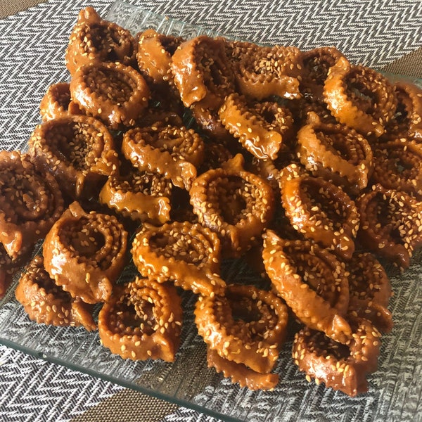 Chebakia marocaine: pâtisserie faite à la main à l'eau de fleur et miel parfumé aux graines de sésame ,idéale pour Ramadan, mariage