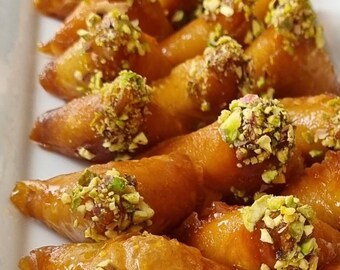 Briwate marocaine : Délices d'amande à la cannelle, eau de fleur et miel, parfaits pour le Ramadan et les festivités.