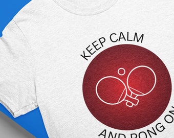 Könnte beinhalten: Weißes T-Shirt mit einem roten Kreis und dem Text "Keep Calm and Pong On". Im Kreis befinden sich zwei schwarz-weiße Tischtennis Schläger und ein weißer Tischtennisball.