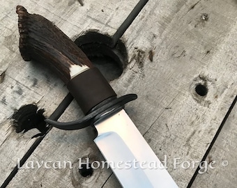 Handsmidd bowiekniv: Handtag i hjorthorn, läderslida