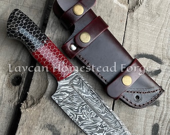 Handgjord jaktkniv i damaskusstål: Fast blad, handtag i rött epoxiharts