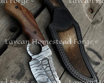 Handgjord Damaskus-fingerhålskniv: D2-stålskinnare, läderslida
