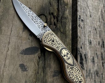 Handgraverad fällkniv: D2-stålblad, mässingshandtag, läderslida