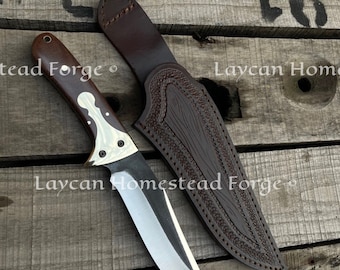 Handgjord D2-stålskniv: Skarp jaktkniv med läderslida