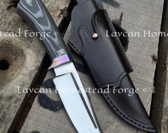 Handgjord jaktkniv i D2-stål: Micarta-handtag, läderslida