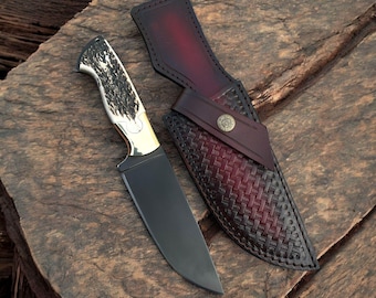 Personlig jaktkniv med hjorthandtag: Blad i svart kolstål, läderslida