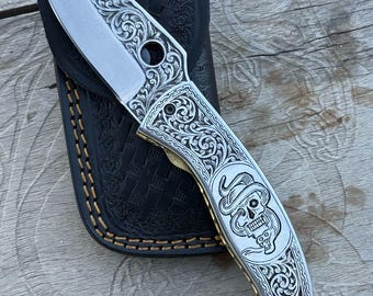 Graverad fällbar fickkniv: Handgjort D2-stålblad, läderslida