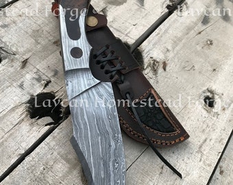 Handsmidd jaktkniv i Damaskus: Handtag i rosenträ, läderslida