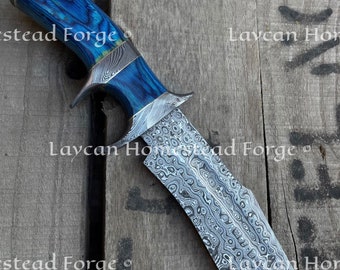 Handgjord jaktkniv i damaskusstål: Blått trähandtag, fingerskydd