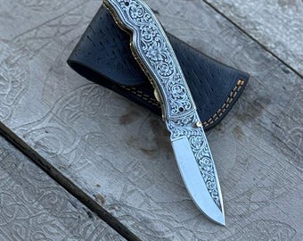 Handgraverad fällkniv: D2-stålblad, läderslida