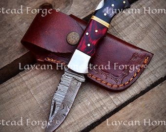 Handgjord Damaskusfällkniv: Rött trähandtag, läderslida