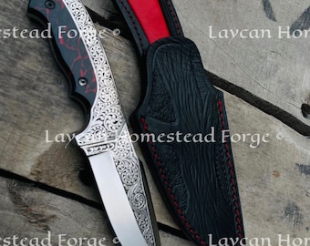 Handgjord kniv i graverad D2-stål: Handtag i svart och rött harts, läderslida