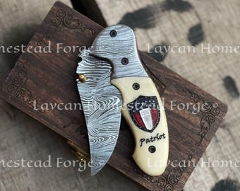 Handgjord Damaskusfällkniv: Benhandtag, amerikanskt märke från 1776