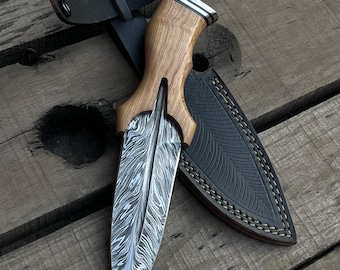 Damaskusstålfjäderkniv: Handsmidd jaktkniv med slida