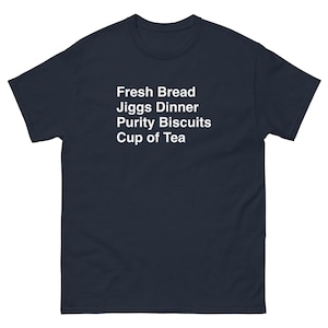 Może przedstawiać: Koszulka w kolorze granatowym z białym nadrukiem "Fresh Bread Jiggs Dinner Purity Biscuits Cup of Tea".