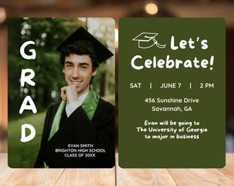 Può includere: Un invito a una festa di laurea con sfondo verde e testo bianco. Il testo recita "Let's Celebrate!" con un'icona di cappello da laurea. L'invito include la data, l'ora e il luogo della festa. Il testo indica anche che il laureato frequenterà l'Università della Georgia per specializzarsi in economia aziendale.