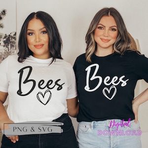 Puede incluir: Dos mujeres con camisetas blancas y negras con el texto "Bees" y un diseño de corazón. Las camisetas están disponibles para descargar digitalmente en formato PNG y SVG.