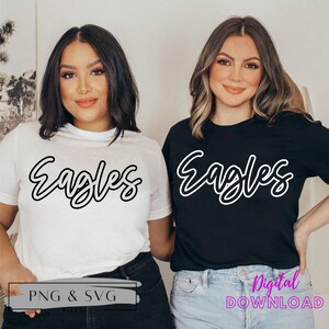 K&ouml;nnte beinhalten: Zwei Frauen tragen schwarze und wei&szlig;e T-Shirts mit dem Wort "Eagles" in wei&szlig;er Umrandung auf schwarzem Hintergrund. Der Text ist in einer kursiven Schriftart. Die Frauen tragen Jeans. Das Bild enth&auml;lt den Text "PNG & SVG" und "Digitaler Download".