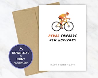 Puede incluir: Una tarjeta blanca con una ilustración colorida de una persona montando en bicicleta. El texto "PEDAL TOWARDS NEW HORIZONS" está impreso en negro. La tarjeta también dice "HAPPY BIRTHDAY!" en negro.