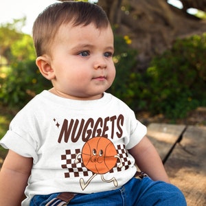 Baby Denver Nuggets Niedliches minimalistisches Cartoon-Maskottchen Kleinkind-Baby-NBA-Basketball-Shirt | Feinjersey-T-Shirt für Kleinkinder | Retro-Vintage-Stil