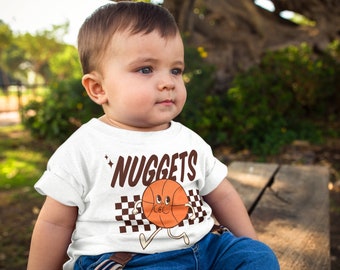 Baby Denver Nuggets Mascotte de dessin animé minimaliste mignon Infant Baby NBA Basketball Shirt | T-shirt en jersey fin pour bébé | Style rétro vintage