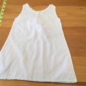 Doux slip de poupée antique brodé à la main