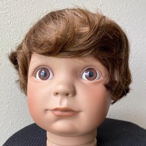 Puppen Perücke Größe 14&quot;-15&quot; Baby Boy Passt 14&quot;-15 &#39;&#39; Puppenkopf für Sammlerpuppe Klassische Puppe Antikpuppe Vintage Puppe Hellbraune Kemper Perücke