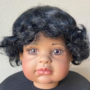 Puppenperücke Größe 16&quot;- 17&quot; Tracy - Passend für die meisten 16&quot;-17 &#39;&#39; Puppenkopf für Sammlerpuppe Klassische Puppe Antike Puppe Vintage Puppe Schwarze Kemper Perücke