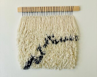 Tapiz minimalista tejido a mano: río Truckee desde Tahoe hasta Reno / Flecos blancos y azules