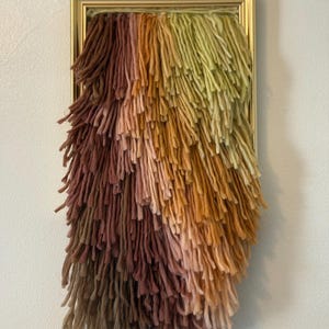 Art fibreux texturé terreux dans un cadre en laiton - Suspension murale dégradée tissée à la main