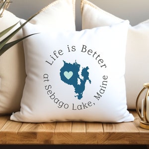 La vie est meilleure à Sebago Lake Maine, oreiller carré en polyester filé, moi, maison, décoration, jeté, chalet, camp, famille, cadeau, carte, coeur, vacances