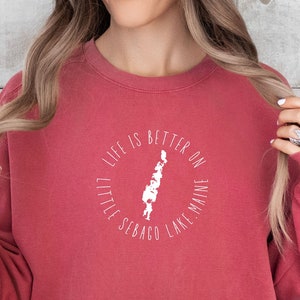 Little Sebago, Lake, Life is Better, Maine, ME, col rond, couleurs confortables, sweat-shirt unisexe teint en pièce, cadeau, famille, camp, cabane, carte,