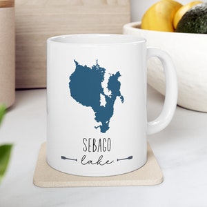 Big Sebago Lake Map Mug en céramique 11 oz Maine ME café thé famille ami cadeau lac vie mieux sur le camp groupe anniversaire vacances café