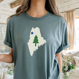 Maine 1901 Flagge Stil Karte Geschenk Mama Papa, Unisex Comfort Colors T-Shirt Kiefer Stern Souvenir Urlaub Familie Hochzeit Mädchen Wochenende Camping