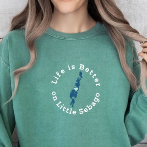 Das Leben ist besser auf Little Sebago, Lake, Maine, ME, Comfort Colors, Unisex Garment-Dyed-Sweatshirt, Karte, Herz, Camp, Urlaub, Seetaucher, Bootfahren