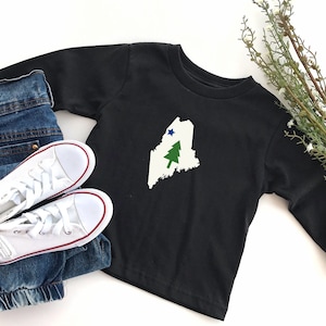 Niño pequeño, Maine, mapa del estado, bandera de 1901, estilo, camiseta de manga larga para niños, camiseta, regalo, familia, Mainer, pino, estrella azul, vacaciones, recuerdo,