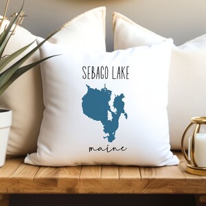 Big Sebago Lake, Maine carte 14 x 14 carré Oreiller, camp, chalet, ferme, cadeau, famille, maman, papa, souvenir, vie au bord du lac, vacances,