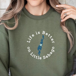 La vie est meilleure sur le petit lac Sebago, Maine, coeur Unisex Heavy Blend™ Crewneck Sweatshirt, Gildan 18000, chemise, camp, famille, chemise, carte,