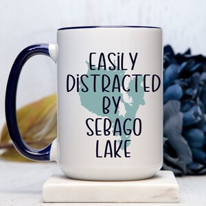 Sebago, Lake, Maine, facilement distrait par, tasse à café décorative (11, 15 oz), grande, moi, cadeau, maman, papa, carte, bleu marine, tasse, camp, vacances, week-end,