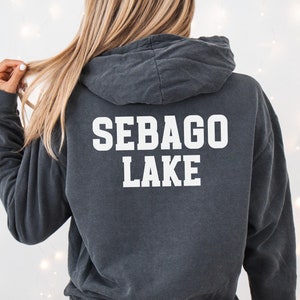 Sebago, Maine, Lake, ME, pullover, con cappuccio, felpa con cappuccio unisex tinta in capo, colori comfort, regalo, campeggio, mamma, papà, attrezzatura, mappa, rilassato, abbigliamento