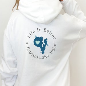 La vie est meilleure à Big Sebago Lake, pull à capuche, chemise, camp, cabane, vacances, cadeau, souvenir, famille, carte, coeur, faveur, MOI