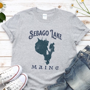 Sebago Lake Maine rétro grunge vieilli style vintage T-shirt doux unisexe carte rugueux camp cabane vacances maman papa vacances mariage vêtements tee fun